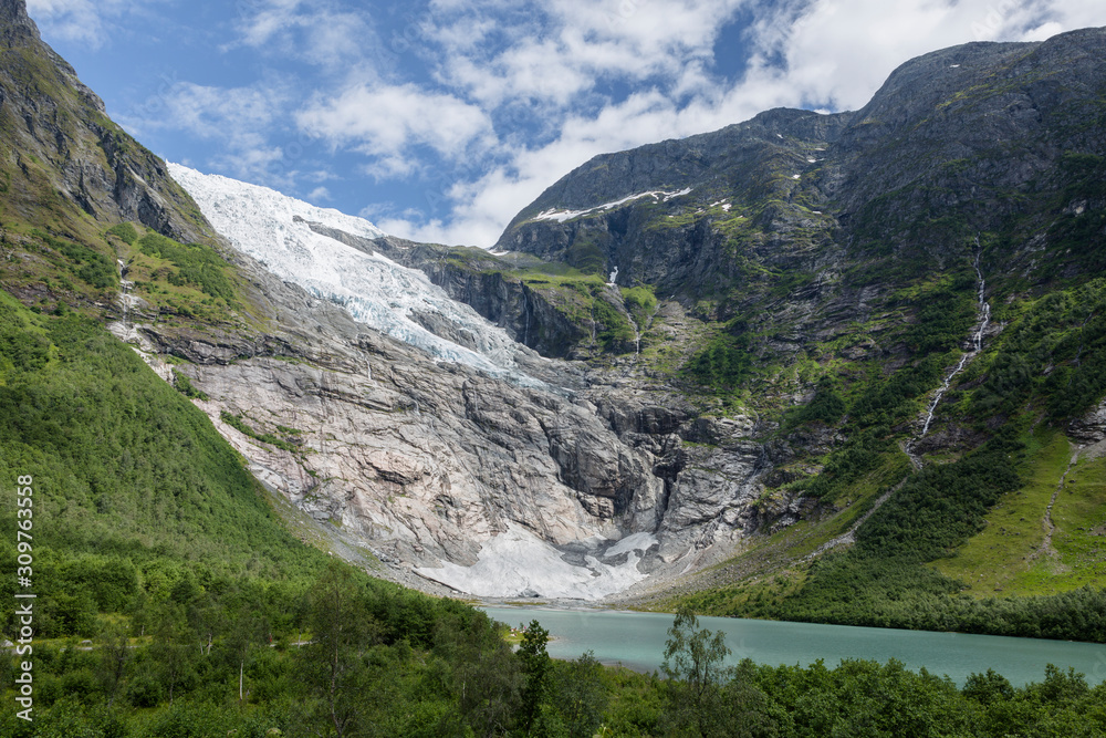 Boyabreen Gletscher mit Gletschersee im Jostedalsbreen Nationalpark, Norwegen