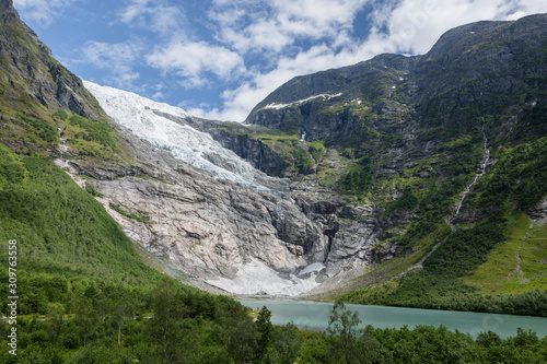 Fototapeta Naklejka Na Ścianę i Meble -  Boyabreen Gletscher mit Gletschersee im Jostedalsbreen Nationalpark, Norwegen