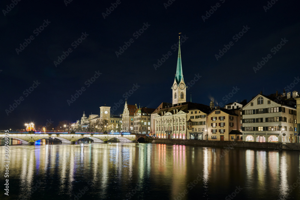 Münsterbrücke und Fraumünster bei Nacht, Wasserspiegelung in der Limmat