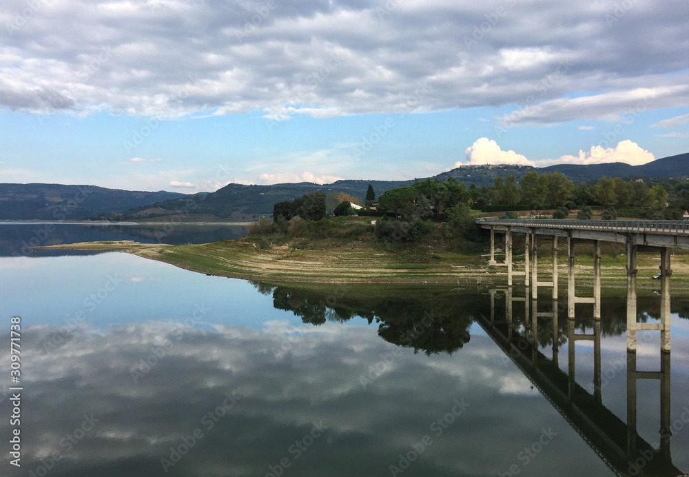 Obraz premium Small lake reflections with sky and clouds