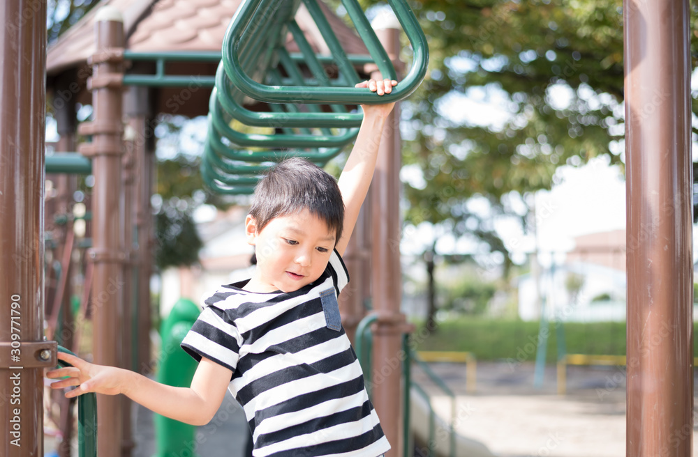 Obraz premium アスレチックを楽しむ子供