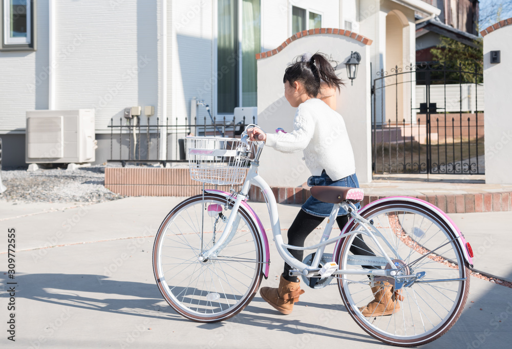 自転車に乗る小学生の女の子 自転車に乗る小学生の女の子