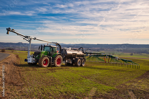 Gülle Ausbringung durch Schleppschlauchtechnik