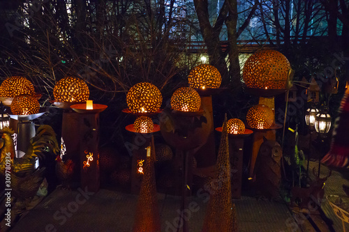 Beleuchtete Kugeln, Lichtspiele auf dem Weihnachtsmarkt in Baden-Baden