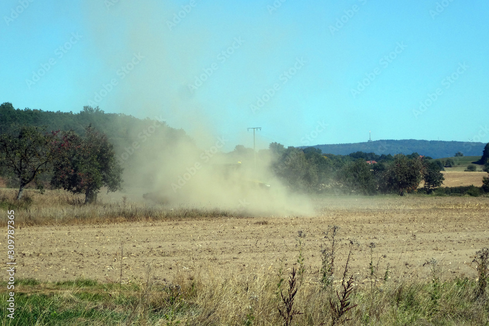 Traktor bei der Feldarbeit im Herbst