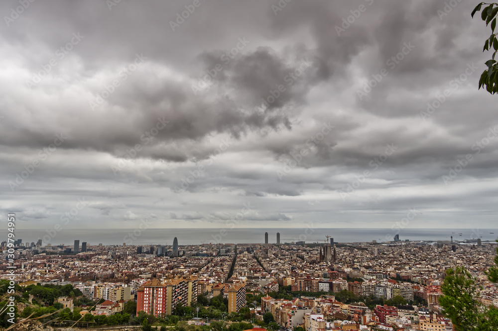 HDR Foto Barcelona City mit grauen wolken bedeckter Himmel