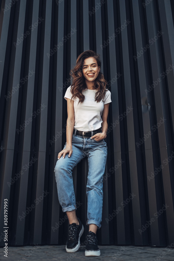 Φωτογραφία Fashion Portrait of Stylish Pretty Brunette Young Woman Outdoor