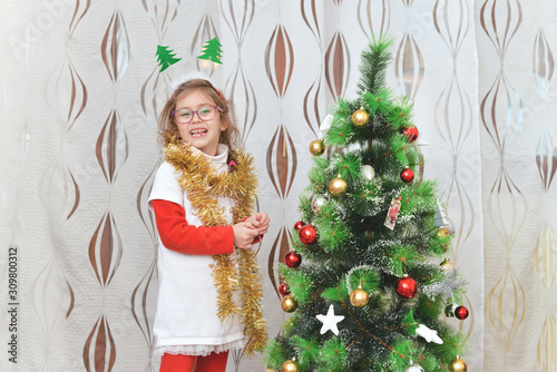 La cima dell'albero è in genere arricchita da un puntale, in genere simile alle palle per colore, materiale e tipo di decorazioni, molto spesso a forma di stella