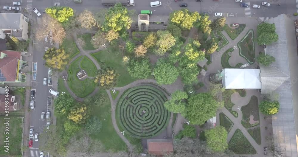 tilt aérea labirinto na praça para cidade com fundo a serra