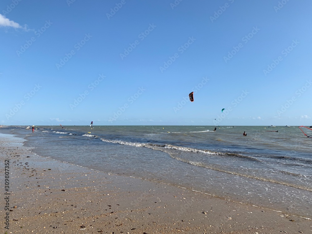 Kitesurfing sulla spiaggia in Bretagna