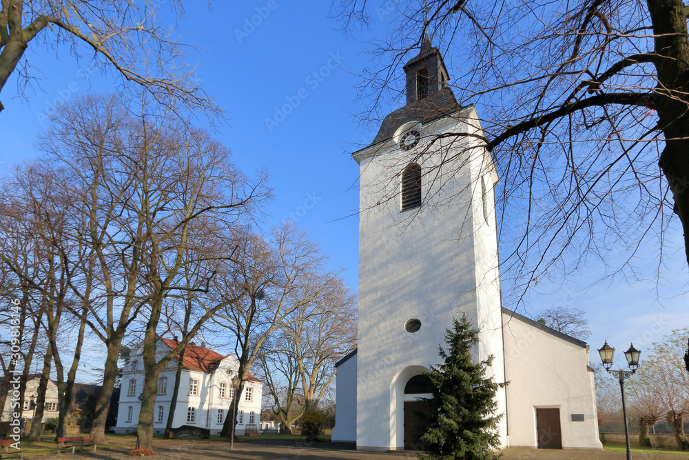 Dorfkirche Friemersheim bei Duisburg am Niederrhein