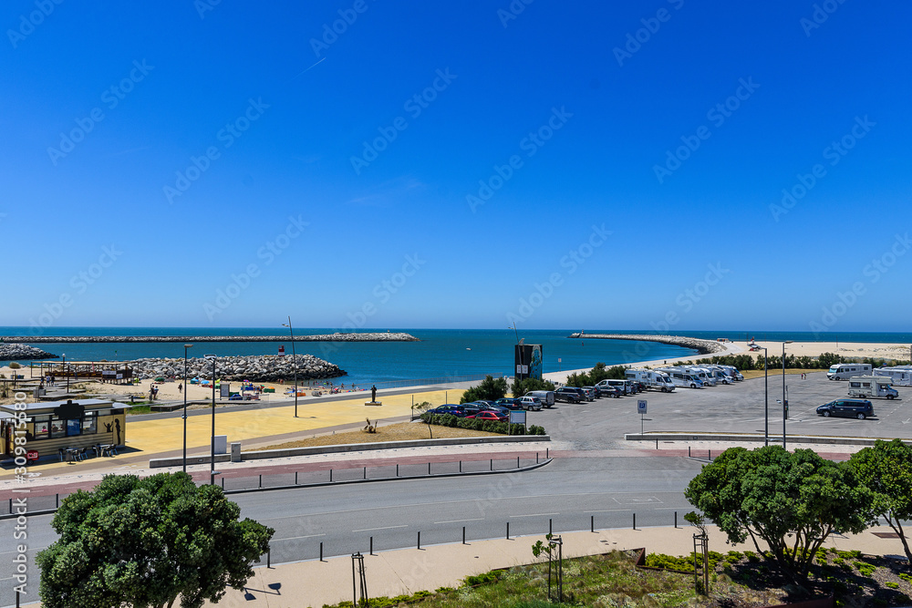Obraz premium breakwater in figueira da foz, portugal
