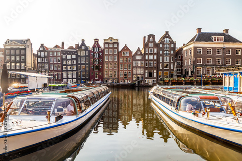 Canvas Print Amsterdam boats on the canal in Damrak area