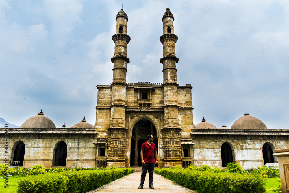 foto-de-man-at-heritage-jami-masjid-also-known-as-jama-mosque-in