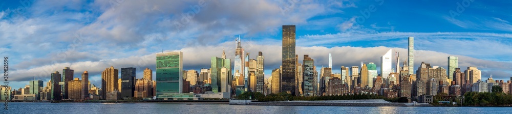 Fototapeta premium Widok na wschodnią stronę Manhattanu z Long Island City w godzinach porannych.
