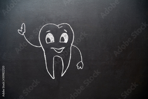 Obraz na płótnie doodle tooth with smile drawing on blackboard w salonie