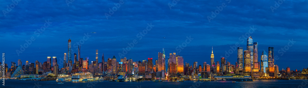 Obraz premium View of Manhattan skyline at sunset, New York City, United States