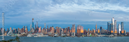 View of Manhattan skyline at sunset, New York City, United States © underwaterstas