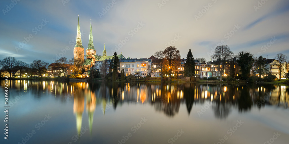 Panorama Hansestadt Lübeck Mühlenteich Lichter abends entzerrt