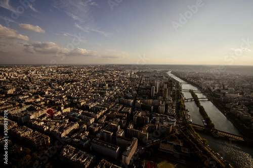 Cidade de Paris, na França, como vista do alto da Torre Eiffel
