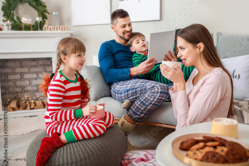 Happy family drinking hot t...