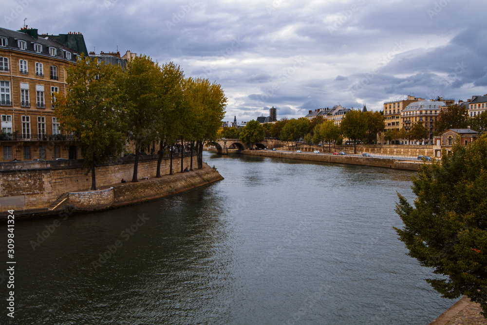 Cidade de Paris como vista de uma das pontes sobre o Rio Sena. França. Europa.