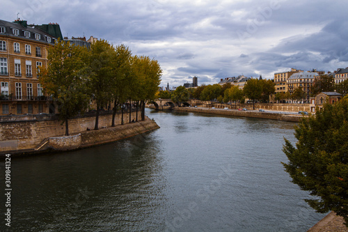 Cidade de Paris como vista de uma das pontes sobre o Rio Sena. França. Europa. © Vernaglia