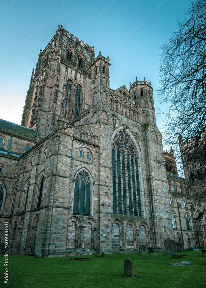 Fototapeta premium Durham Cathedral and Graveyard
