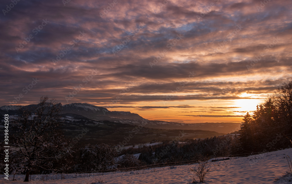 Panorama sur le massif des Brasses et le Mole au coucher du soleil