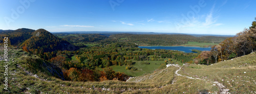 vue sur le Lac de la Motte ou d'Ilay depuis le Pic de l'Aigle, Jura