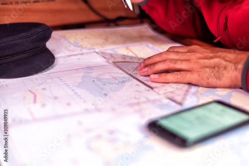 Bilde på lerret Navigation mit Seekarten und Smartphone auf einer Segelyacht