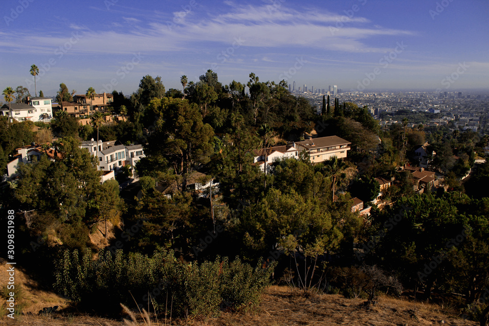 A view of downtown Los Angeles through a residential area of ​​Los Feliz off the mountain at Griffith Park. USA, California. October 2016