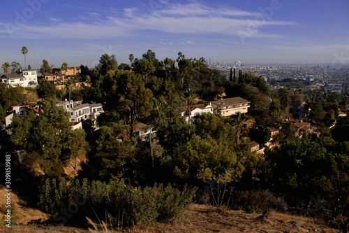 A view of downtown Los Angeles through a residential area of ​​Los Feliz off the mountain at Griffith Park. USA, California. October 2016