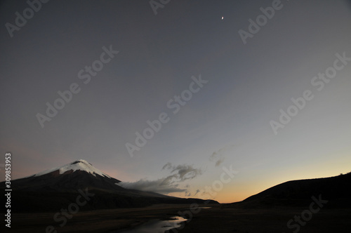 Cotopaxi  uno de los volcanes m  s altos del mundo. Ecuador