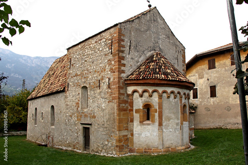 la chiesetta romanica di San Floriano presso Laghetti (Bolzano) photo