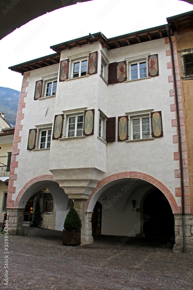 casa antica con erker nel centro storico di Egna (Bolzano)