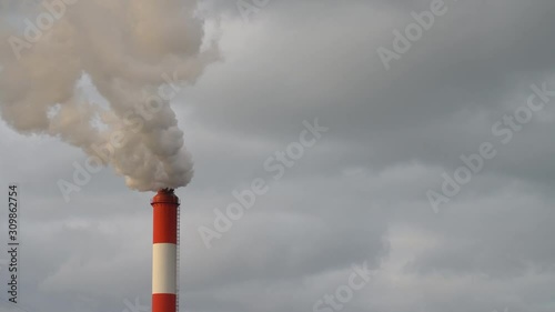 煙突から出る煙（環境問題）