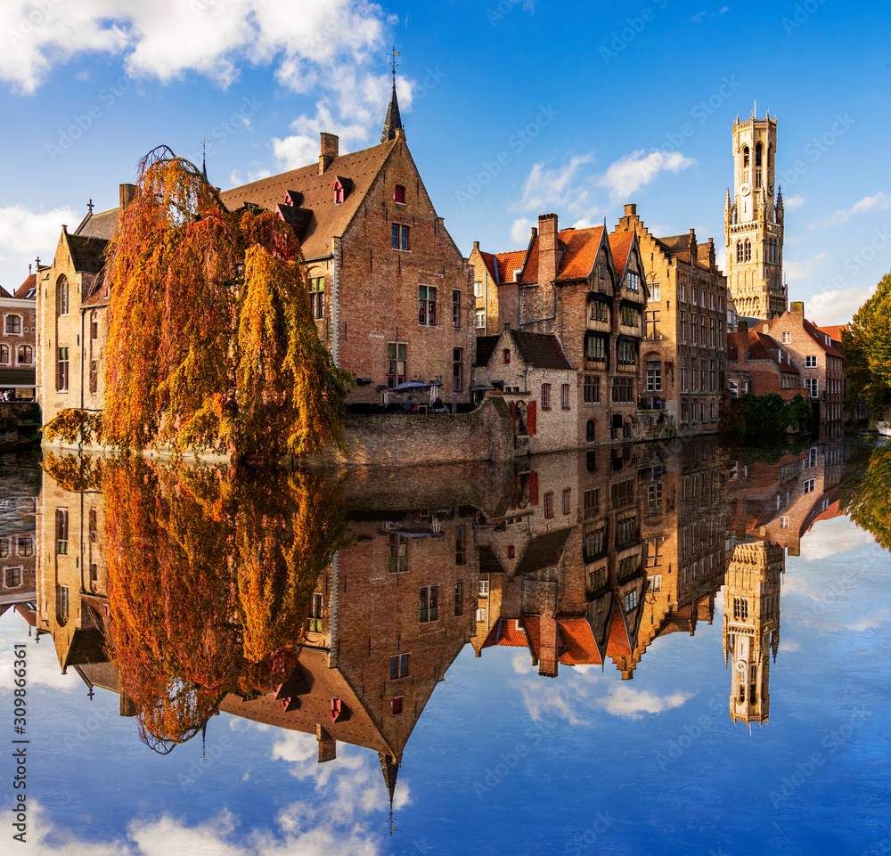 Obraz premium Kanały i budynki w Brugii w Belgii jesienią