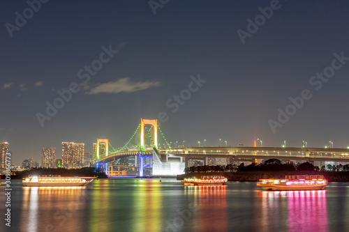 東京お台場の夜景　レインボーブリッジと屋形船