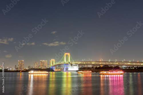 東京お台場の夜景　レインボーブリッジと屋形船 © EISAKU SHIRAYAMA