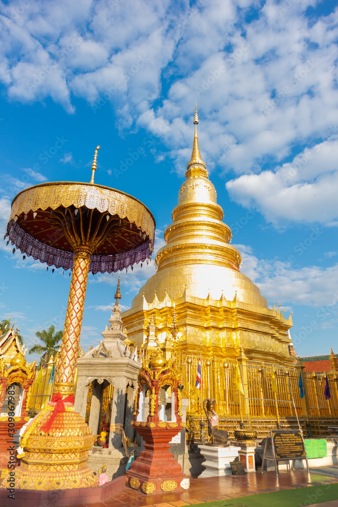 Fototapeta premium the golden pagoda in thailand