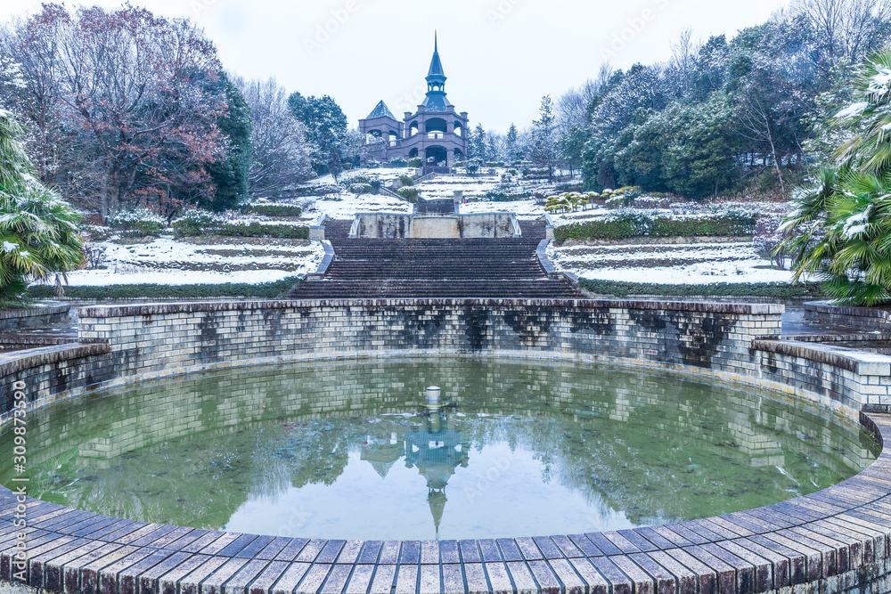 雪降公園の凍てつく池