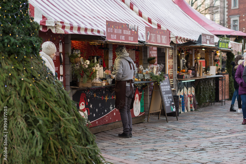 Obraz premium City Riga, Latvia. Christmas market with peoples and little street markets.