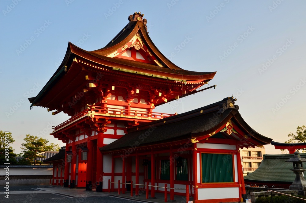 Fushimi Inari-Taisha: santuario sintoísta de los 32.000 torii Fushimi Inari-Taisha: santuario sintoísta de los 32.000 torii