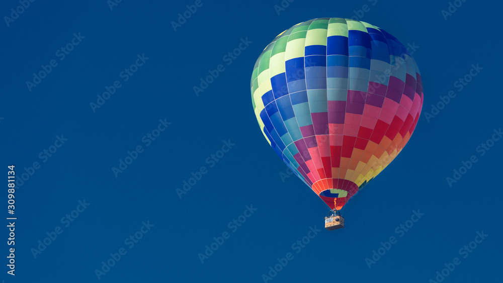 Naklejka premium classic blue sky with colorful balloon