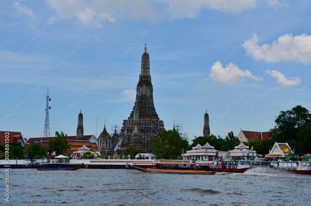 Naklejka premium Wat Arun, templo budista en Bangkok