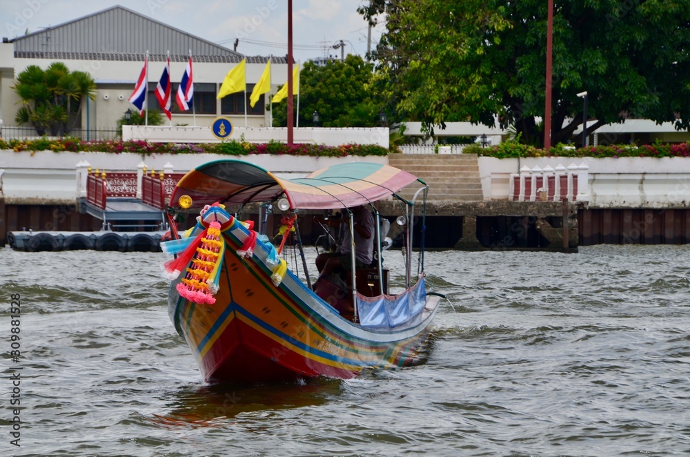 navegando en el rio Chao Prhaia en Bangkok, Tailandia