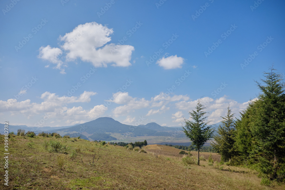 Paisaje de campo y montaña en Michoacan Paisaje de campo y montaña en Michoacan