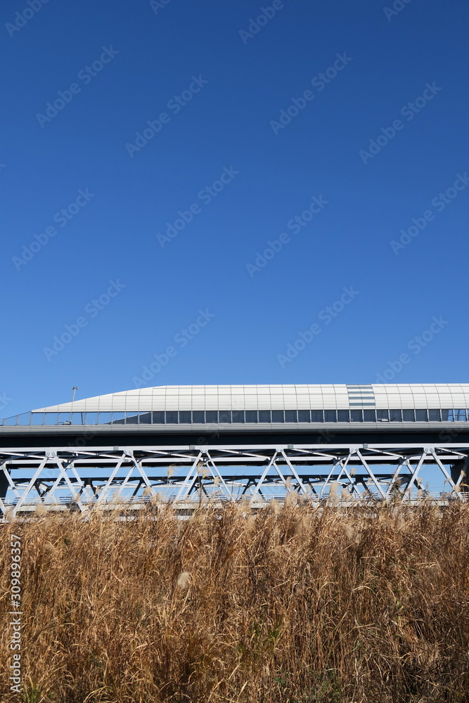 江戸川に架かる葛飾大橋と東京外環道路と冬空