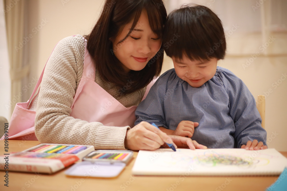 お絵描きする男の子と保育士イメージ お絵描きする男の子と保育士イメージ